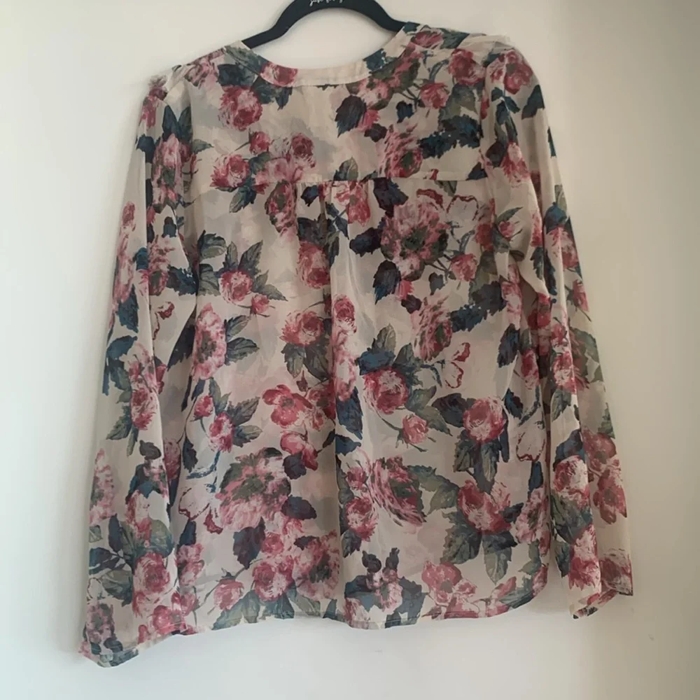Evereve blouse in a beautiful floral pattern.  Semi-Sheer - Picture 5 of 9